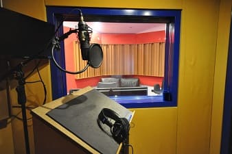 Sala di registrazione con microfono e cuffie